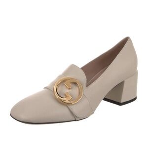 Gucci Women's Cream Loafers with Gold Emblem